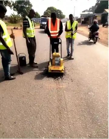 REALIZATION ETUDES ET LE' EXECUTION DES TRAVAUX DE CONSTRUCTION ET DE BITUMAGE DES TRANSVERSALES T12, T13, T14 DANS LES PRECTURES DE DUBREKA ET COYAH (GRAND CONAKRY) gallery photo 1