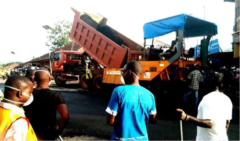 REALIZATION ETUDES ET LE' EXECUTION DES TRAVAUX DE CONSTRUCTION ET DE BITUMAGE DES TRANSVERSALES T12, T13, T14 DANS LES PRECTURES DE DUBREKA ET COYAH (GRAND CONAKRY) gallery photo 2